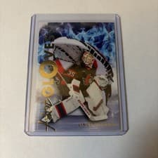 2025-26 Flair Hot Gloves Linus Ullmark #HG-10 card