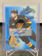 OF 32 Filip Hronek 2025-26 Flair Hot Hues Autographs card