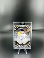 2025 Topps Transcendent Collection Transcendent Collection Autographs Roki Sasaki #TAC-RSA card