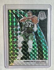 Giannis Antetokounmpo 2023 Panini Mosaic Elevate card