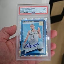Paige Bueckers 2025 Panini Donruss WNBA #86 Holo Laser Signature